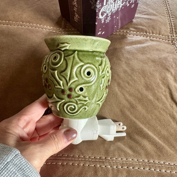 Scentsy Mini Warmer, Plug In, Holiday Collection-Holly, EUC, Incl box - Picture 1 of 5